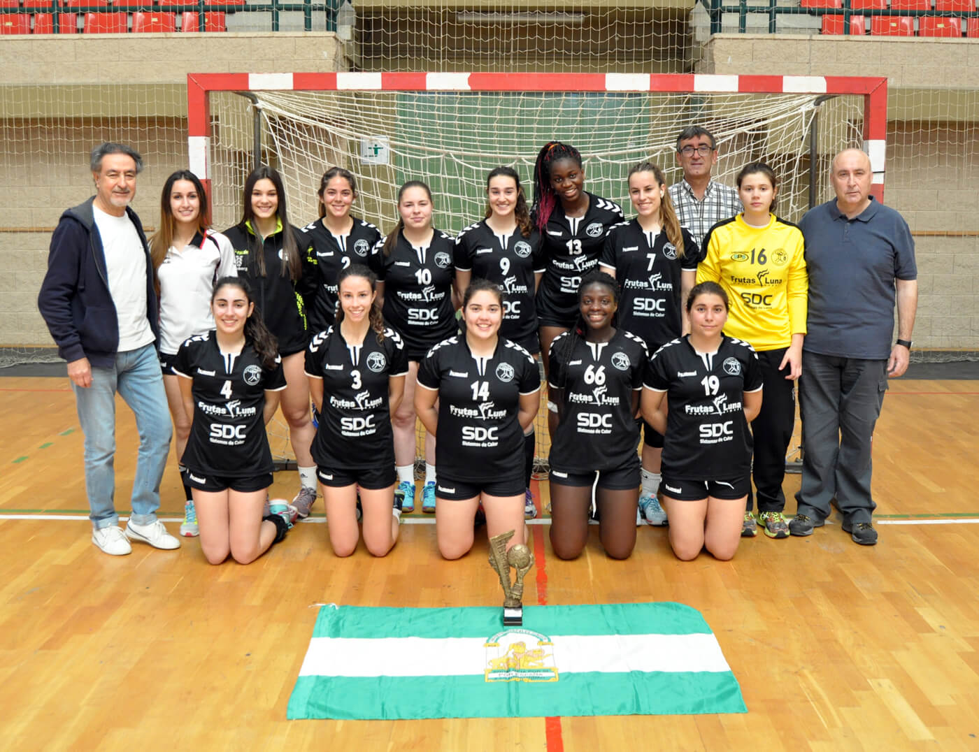 bm-roquetas-recibe-trofeo-campeon-de-andalucia-juvenil-femenino-2016-17
