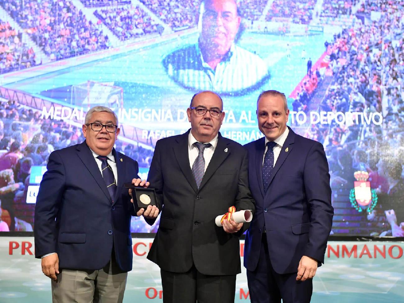 Rafael Romera, medalla e insignia de plata de los Premios Nacionales RFEBM