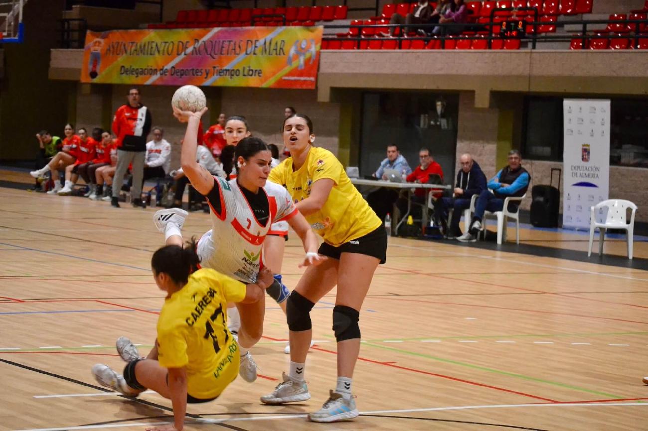 Gemma S&aacute;nchez lanzando a porter&iacute;a