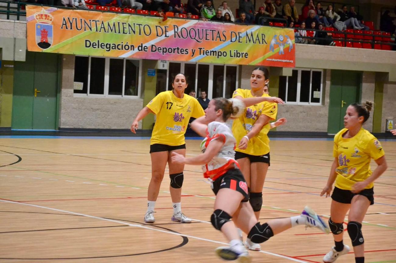 In&eacute;s Belmonte lanzando a porter&iacute;a